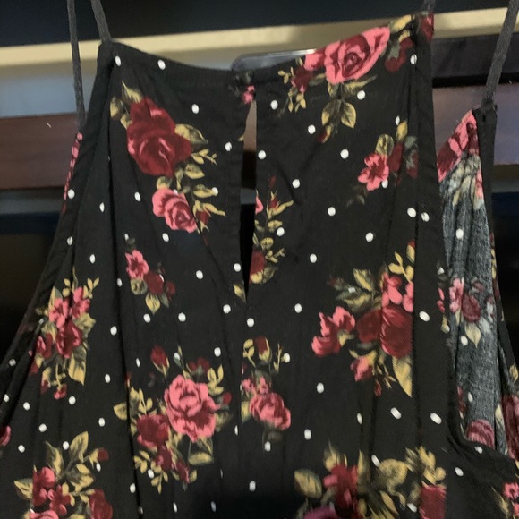 2 spaghetti strap tops - Picture 3 of 9